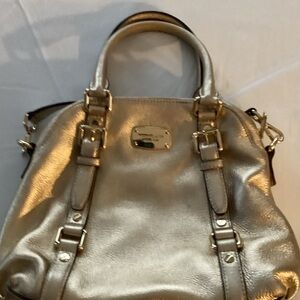 Elegant Michael Kors Cross Body Gold Leather gently used Hand Bag